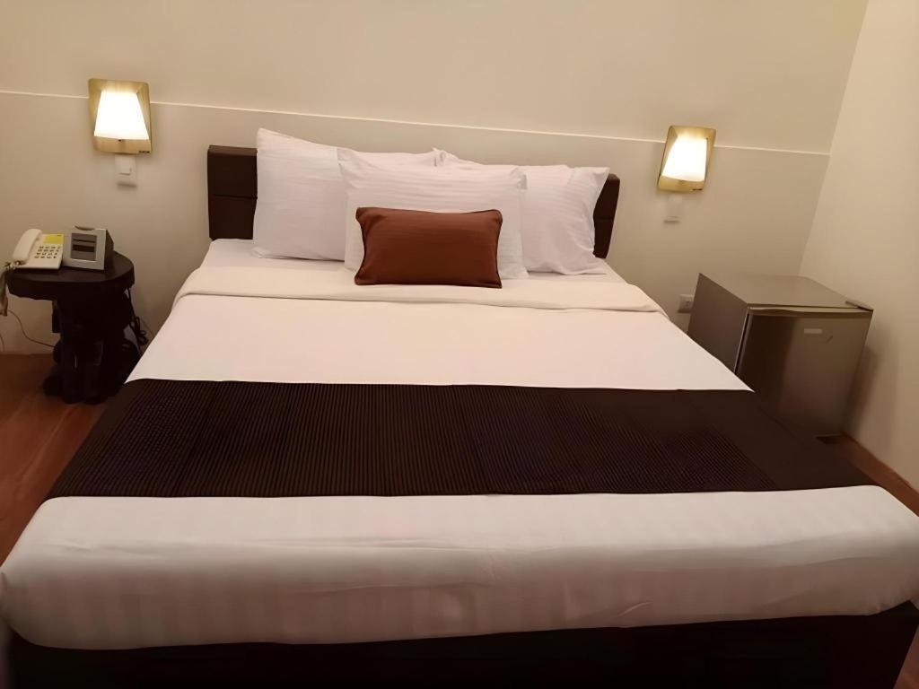 Hotel Asuncion Laoag Bagian luar foto