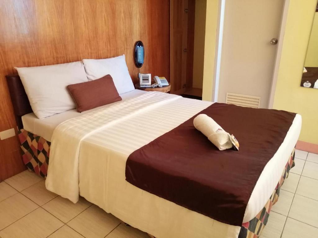 Hotel Asuncion Laoag Bagian luar foto