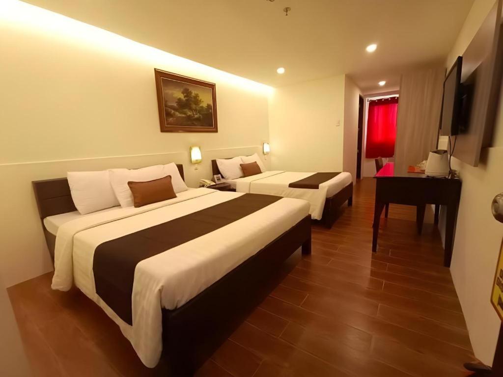 Hotel Asuncion Laoag Bagian luar foto