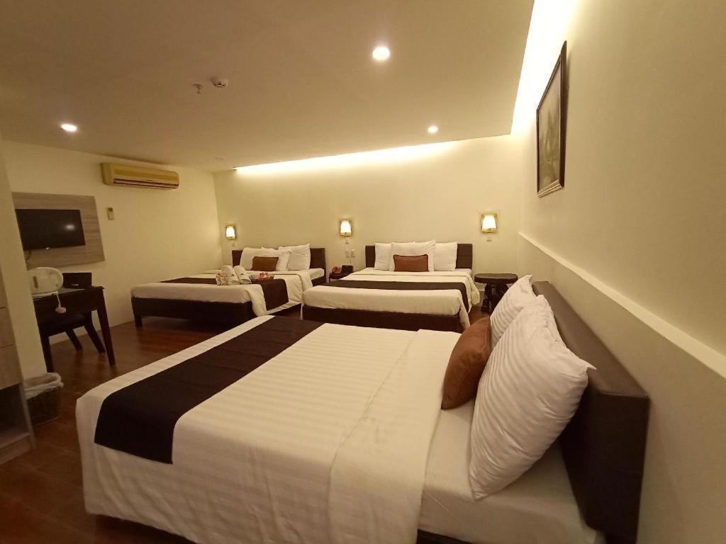 Hotel Asuncion Laoag Bagian luar foto
